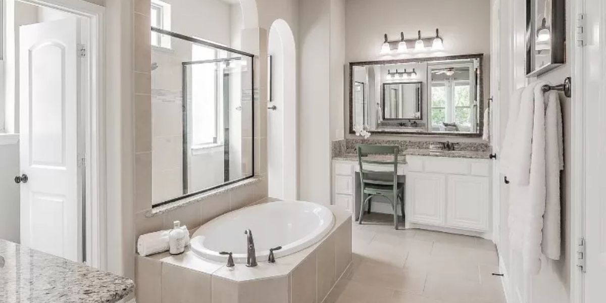 Modern luxury ensuite bathroom in a Dallas home