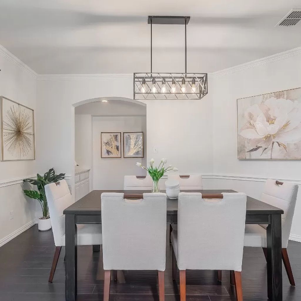 Elevate your dining room with our vacant staging designs.